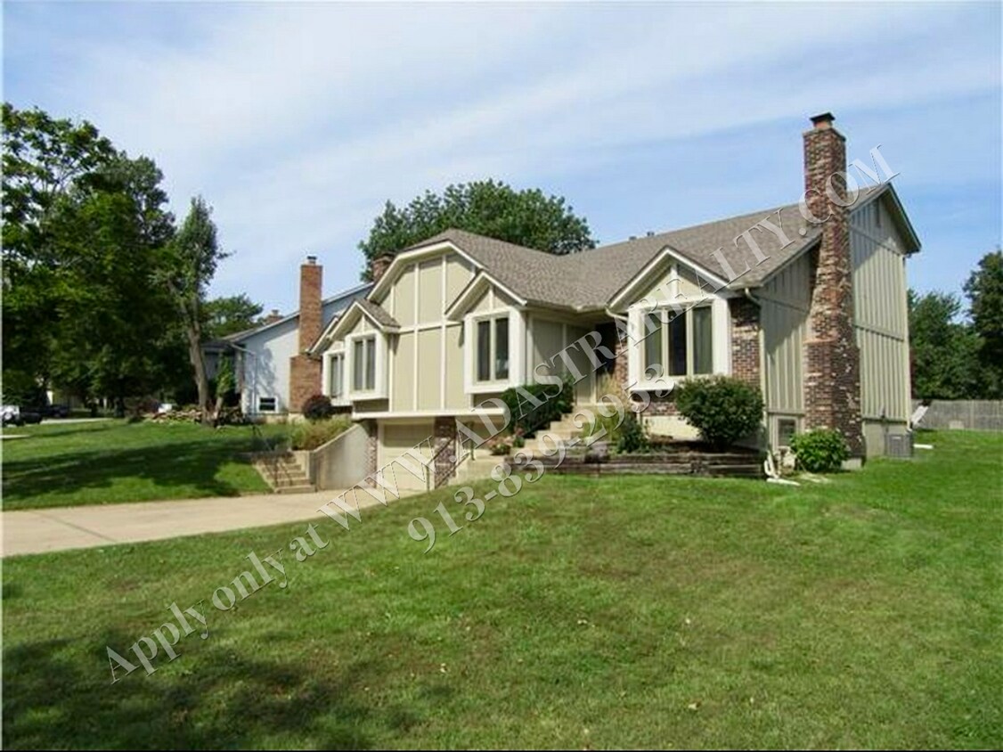 Foto del edificio - Spacious 3 Bed 2 Bath Duplex in Overland P...