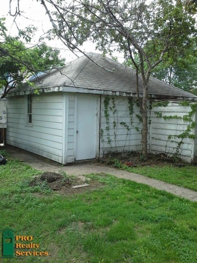 Building Photo - 3 Bedroom Home with Screened in Front Porch