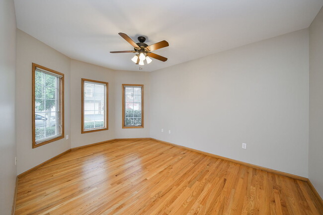 Building Photo - 385 Delnor Glen Dr