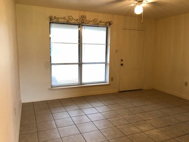 Building Photo - House: South Hills *AVAILABLE AFTER OCTOBE...