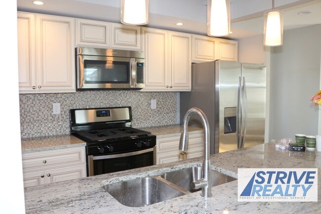 Building Photo - 22 Clyde St