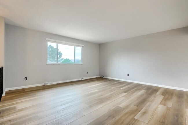 Foto del edificio - Beautiful 4-Bedroom, 3-Bathroom Home! Ever...