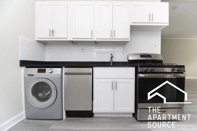 Building Photo - 648 W Roscoe St