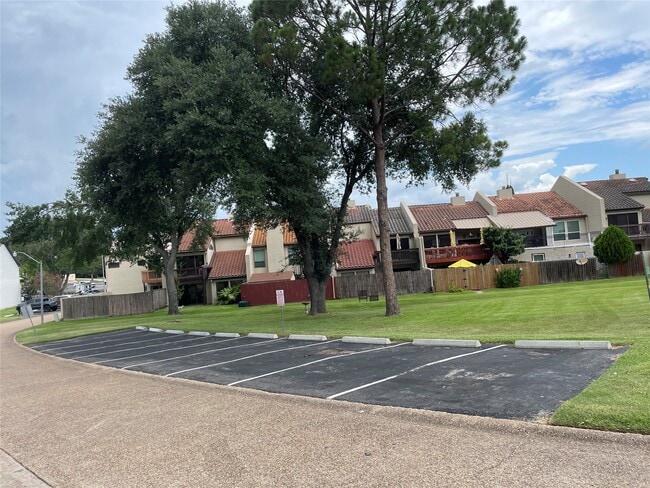 Building Photo - 12315 Glenview Dr