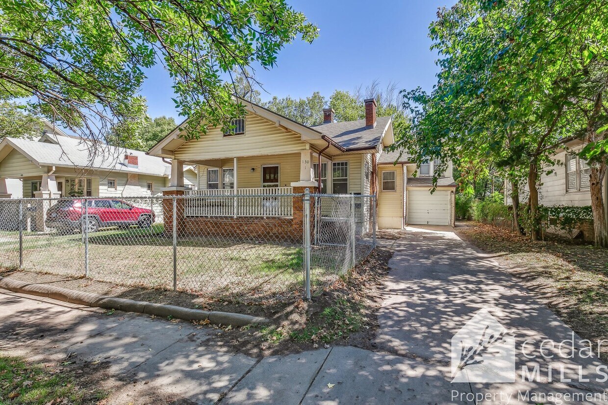 130 S Charles St Unit 1, Wichita, KS 67213 Room for Rent in Wichita