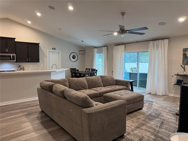 Foto del edificio - 244 Whispering Oaks Way