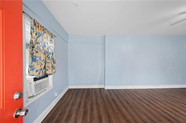 Building Photo - 1124 Graymont Dr SW