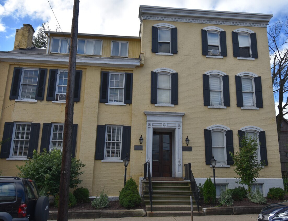 33 W Fayette St Unit Two, Uniontown, PA 15401 Apartments Uniontown