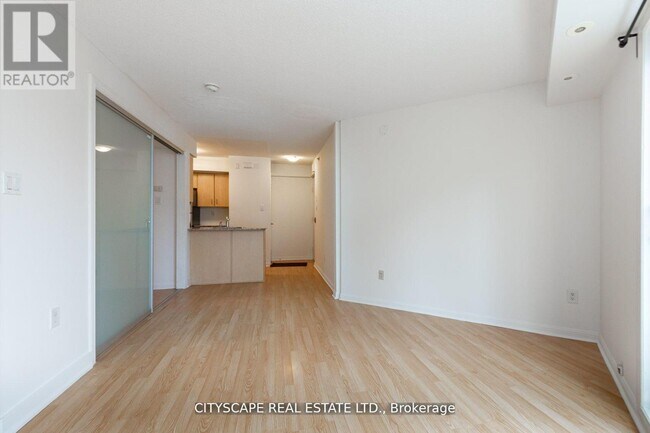 Photo du bâtiment - 80 Joe Shuster Way