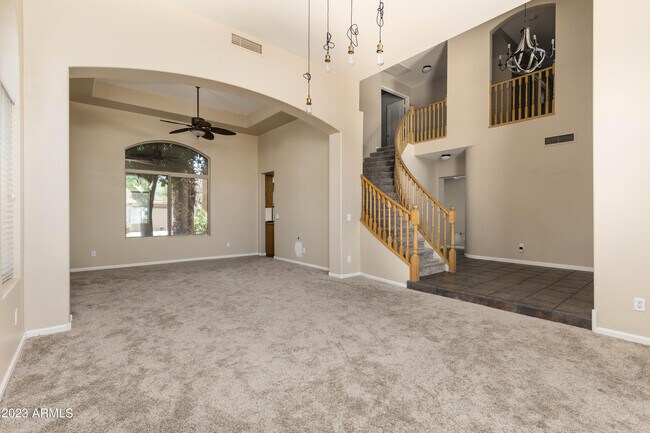 Building Photo - 663 W Raven Dr