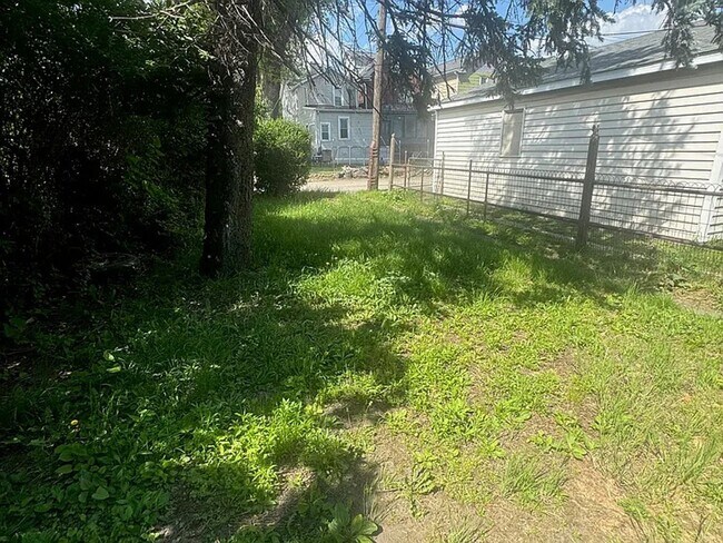 Building Photo - Freshly Painted 3BR 1BA home in East Pittsburgh
