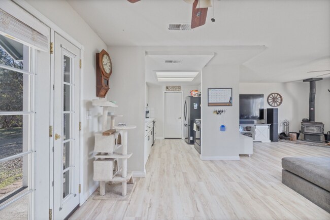Building Photo - 33030 Rd 233