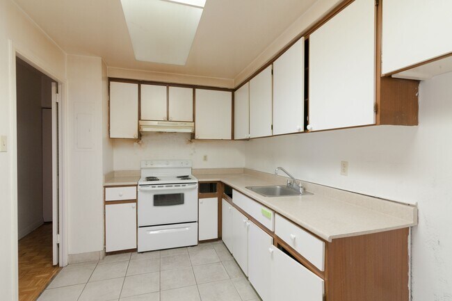 Building Photo - 900 Av. Rockland