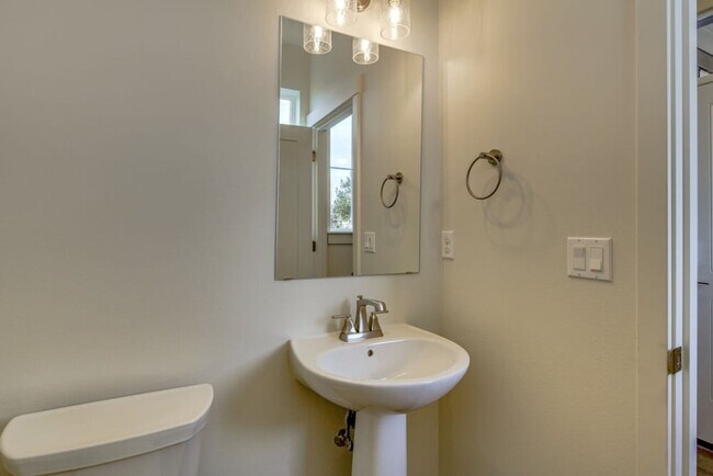 Foto del edificio - NE Bend Townhome for Rent!