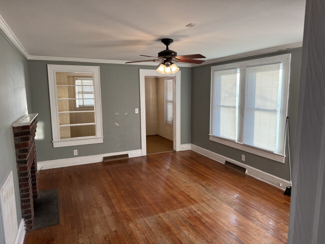 Foto del edificio - 14 Sulphur Springs Rd