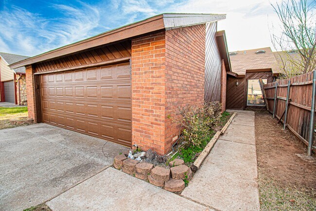 Foto del edificio - 2 Bed 2 Bath in OKC! Half off on the first...