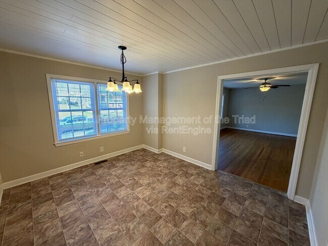 Building Photo - 2748 Lyndhurst Ave