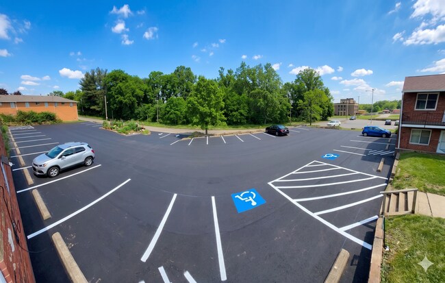 Foto del edificio - Spacious and comfortable apartment unit in Anderson Avenue