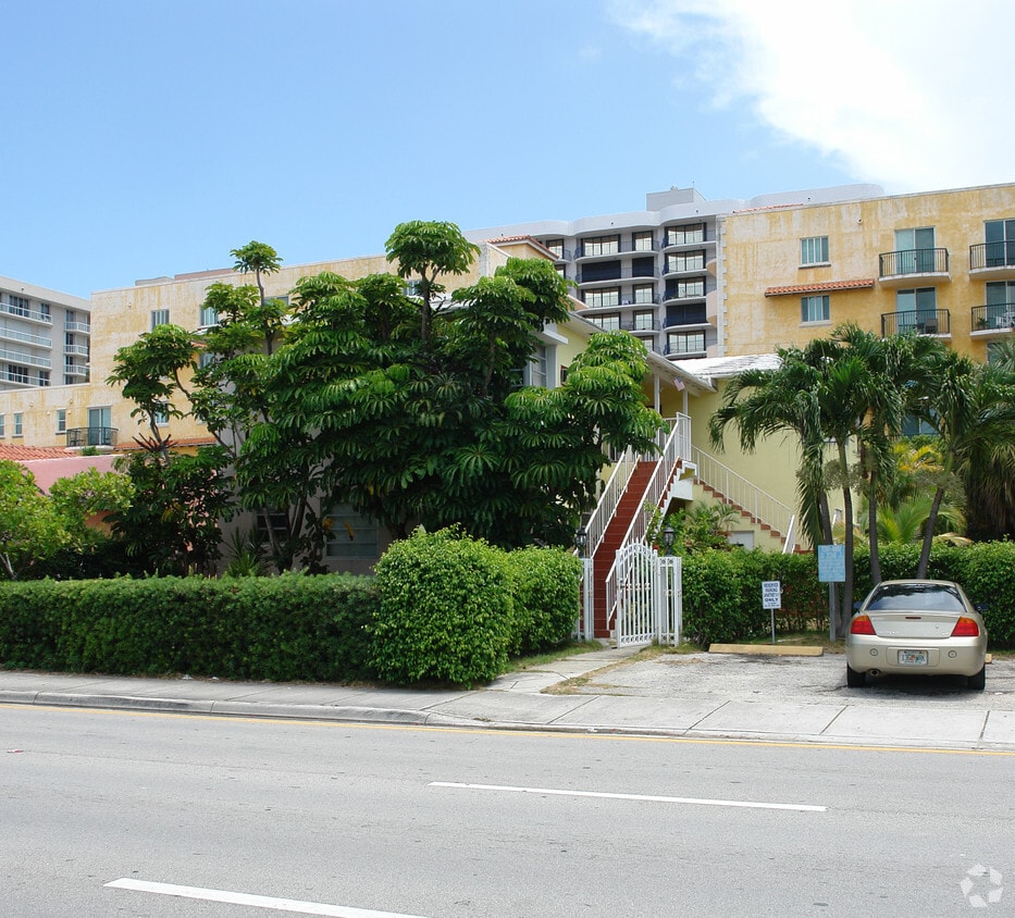 Building Photo - 8851 Harding Ave