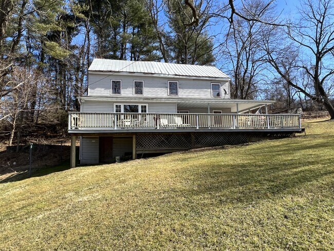 Foto del edificio - 273 Hidden Hill Farm Ln