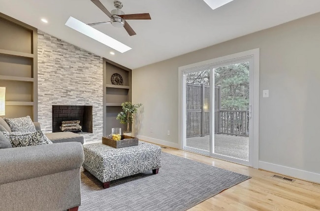Foto del edificio - 705 Symphony Woods Dr