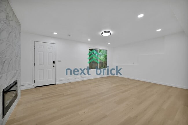 Building Photo - Charming 2-Bed Gem with Spacious 1500 sq ft Layout in Seattle's Vibrant Neighborhood!