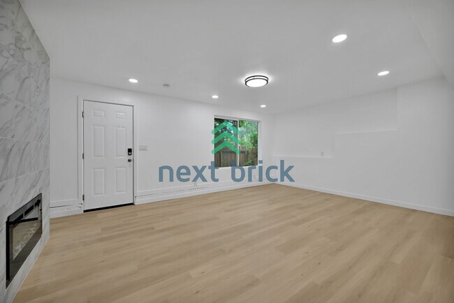 Foto del edificio - Charming 2-Bed Gem with Spacious 1500 sq ft Layout in Seattle's Vibrant Neighborhood!