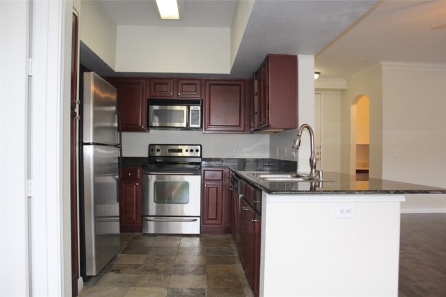 Building Photo - 7575 Kirby Dr
