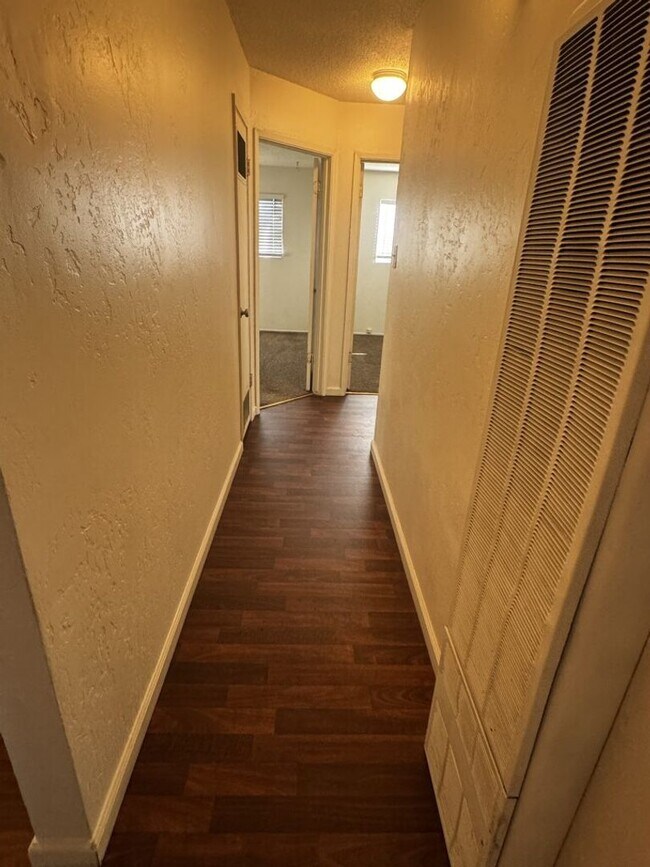 Foto del edificio - Oakdale-3 bedroom/1 bath Apartment