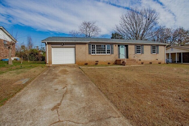 Building Photo - 3 Bedroom 2 Bathroom Brick Ranch in the he...