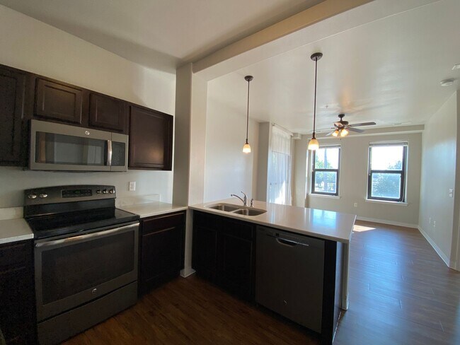 Foto del edificio - $1,550 | 1 Bedroom, 1 Bathroom Condo | Ava...