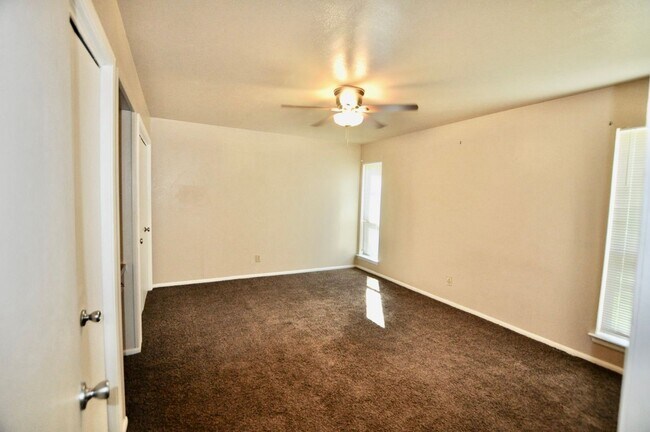 Foto del edificio - FOR LEASE! Nice 1 Bedroom - 1 Bath - At the Town House Apartments in Weatherford!
