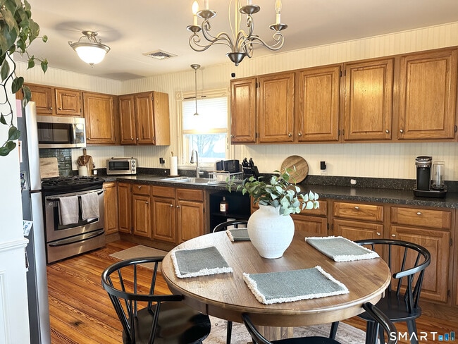 Building Photo - 345 Main St