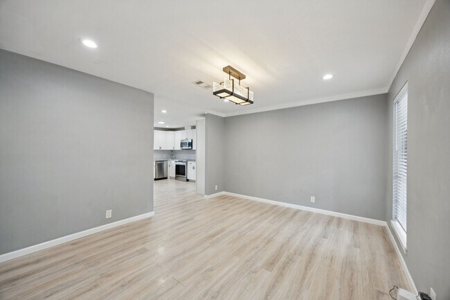 Building Photo - 553 Cane River Ln