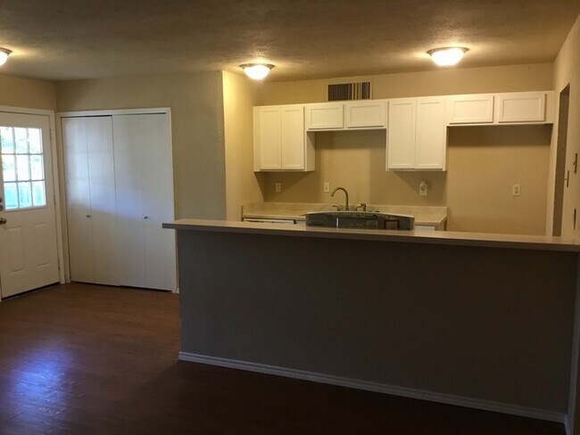 Foto del edificio - 5221 Norris Dr