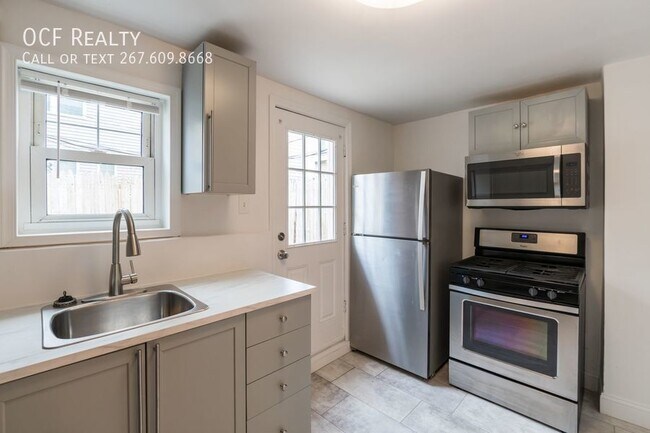 Building Photo - 2 Bed Point Breeze Townhouse