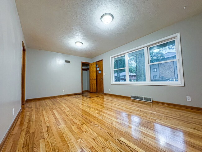 Building Photo - 5618 Huntington Ave