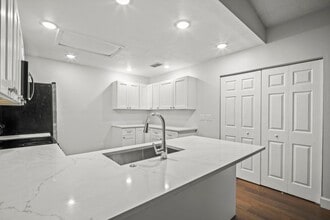 Building Photo - 15524 Crystal Lake Dr