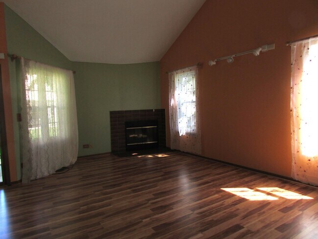Building Photo - 607 Sutton Ct