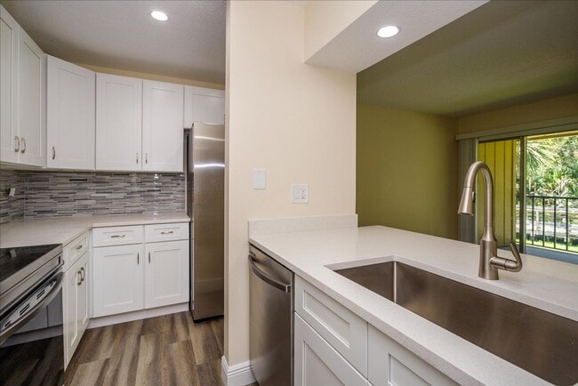 Building Photo - Fully Renovated 2BD/2BTH Deltona Condo Nea...