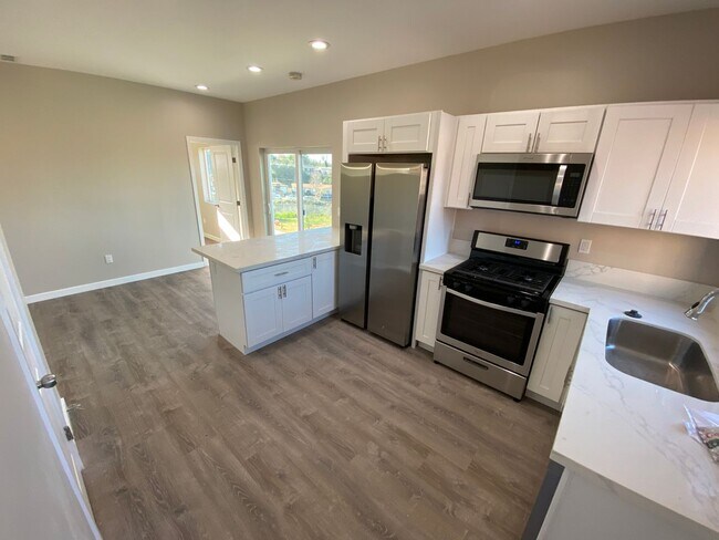 Building Photo - 4 BD 2 BR Unit, Tipton St