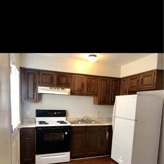 Building Photo - 212 Elm St