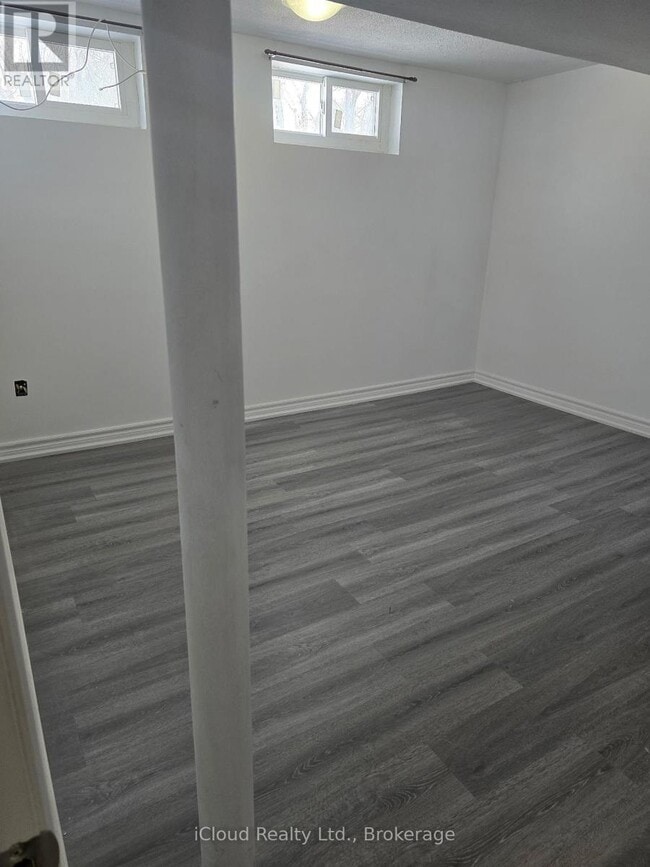 Building Photo - 8 York St