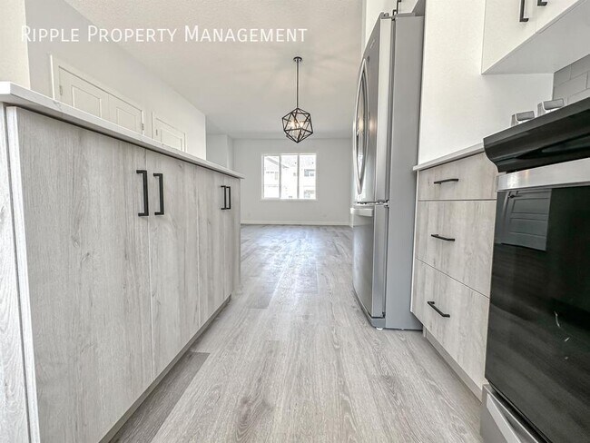 Photo du bâtiment - Modern 3 Beds, 2.5 Baths TownHouse | Avail...