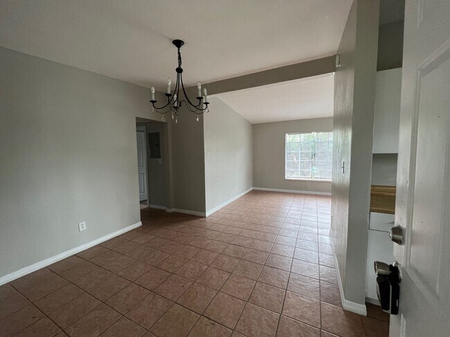 Foto del edificio - Spacious 3 bedroom 1 bathroom home with ni...