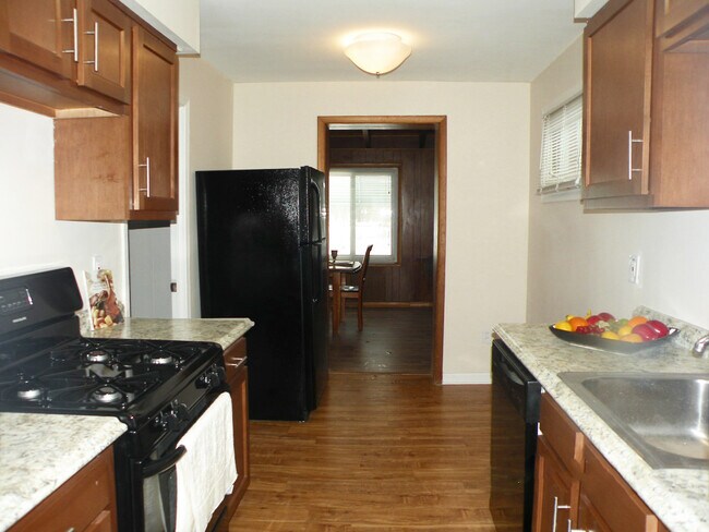 Foto del edificio - 4 Bedroom Bungalow for Rent! Euclid, Ohio