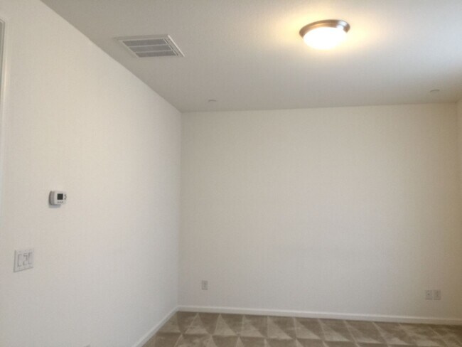 Foto del edificio - Spacious 3 Bedroom, newer home in South Sacramento
