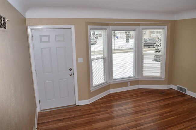 Front door and bay window - 423 32nd St NE