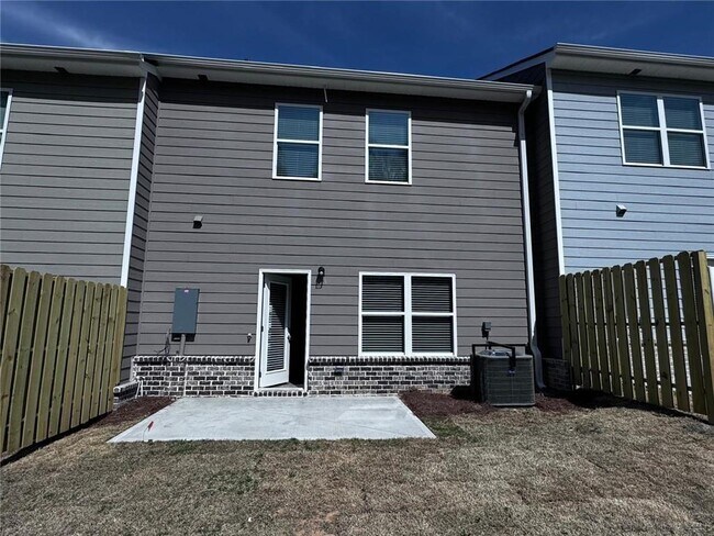 Building Photo - 2618 Swan Lake Dr SW
