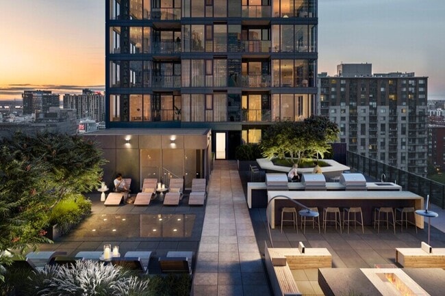 Building Photo - Carré Windsor